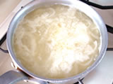 ジャガイモ加えてさらに炒め、水を加え、柔らかくなるまで煮る。