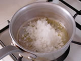 鍋にオリーブオイルと玉ねぎのみじん切りを入れ、火にかける。