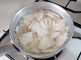 カブを加え軽く炒めたら、水を入れて柔らかくなるまで煮る。