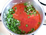 トマト缶と水（牛乳）を加え、さやいんげんが柔らかくなるまで煮る。
