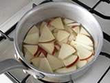 鍋にスライスしたりんご、りんごのソースのその他の材料を全て入れ、火にかける。