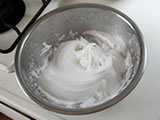 卵白にグラニュー糖をひとつまみ加え、ハンドミキサーで一気に泡立てる。角が立つ程度まで泡立ったところで、残りのグラニュー糖を少しずつ加え、さらに泡立てる。