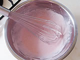 2.を加え、泡立て器でよく混ぜる。いちごジャムを加えて軽く混ぜ、カップに流し入れる。