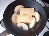 桃を適当な大きさにカットする。フライパンにバターもしくはオリーブオイルを敷き、3.と桃を焼く。