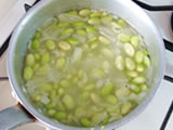 1.の枝豆を加え、軽く炒め、水を入れて約10分程度煮る。