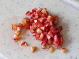 空豆はさやから出し、皮をむき、塩を加えた湯でやや柔らかめに茹でる。アメリカンチェリーは種を取り、小さく切る。