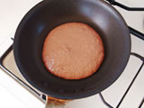 熱したフライパンを弱火にし、サラダ油を敷き、パンケーキを焼く。