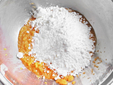 ベーキングパウダー、薄力粉を加えてよく混ぜる。レーズンを加え、蒸しパン用のカップに入れる。