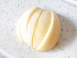 桃を適当な大きさにカットする。フライパンにバターもしくはオリーブオイルを敷き、3.と桃を焼く。