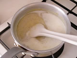 鍋に戻し、牛乳を加える。焦げないようにゴムベラで鍋底を混ぜながら弱火で温め、沸騰直前に火を止める。