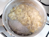 沸騰したら弱火にし、鍋にふたをして1、2分蒸し煮にする。バナナがしんなりしたら、ふたを取り、弱火で水分がなくなるまで煮て、粗熱をとる。