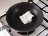 フライパンを中火にかけ、サラダ油を少量入れ、キッチンペーパーなどでフライパンに馴染ませる。