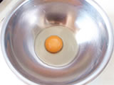 ボウルに卵黄を割り入れ、サラダ油を加える。