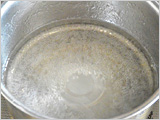 鍋に粉寒天と水を入れ、混ぜながら中火にかけて、煮立ったら弱火にしてさらに1～2分煮る。型に流し入れ、粗熱が取れたら冷蔵庫に入れて冷やし固め、5mm角に切る。