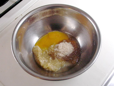 卵黄、サラダオイル、きび糖、スキムミルクを加え、泡立て器でよく混ぜる。