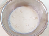 ボウルに牛乳と小麦粉を入れ、泡立て器でよく混ぜる。