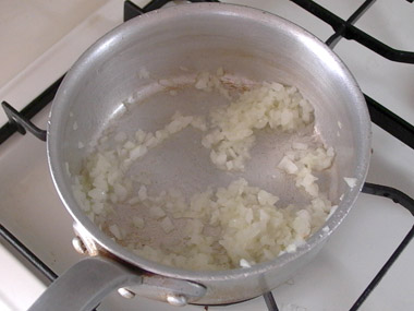 鍋、もしくはフライパンに玉ねぎを入れ、しんなりするまで炒める。