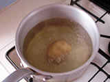同じ鍋にジャガイモを入れ、茹でる。茹で上がったら皮を剥き、ボウルに入れ、フォークの背を使ってつぶす。