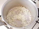 鍋にオリーブオイル、玉ねぎを入れて炒める。しんなりしてきたらきのこ類を加え、さらに炒める。