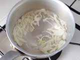 鍋にオリーブオイルと玉ねぎを入れ、玉ねぎがしんなりするまで炒める。