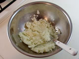 同じ鍋にジャガイモを入れ、茹でる。茹で上がったら皮を剥き、ボウルに入れ、フォークの背を使ってつぶす。
