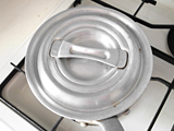 鍋に1.と水を入れ、火にかける。沸騰したらフタをして弱火で1分ほど煮る。