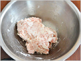 ボウルに1.を入れ、豚ひき肉と米粉を加えて混ぜる。