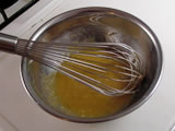 卵黄、サラダオイル、きび糖、スキムミルクを加え、泡立て器でよく混ぜる。