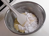 片栗粉を2、3回に別けて加え、ゴムベラでダマにならないように混ぜる。