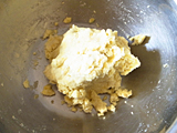 薄力粉と牛乳大さじ2～3、塩少量を加え、手でよく混ぜる。直径1～2cmの球形に形成する。