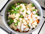 鍋にオリーブオイルと2．の野菜を入れ、火にかける。野菜がしんなりするまで炒める。