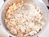 鍋にオリーブオイルを入れ、玉ねぎをしんなりするまで炒める。鶏ひき肉を加えて、ほぐしながら炒める。