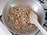 フライパンにオリーブオイルを入れ、玉ねぎ、ごぼうをしんなりするまで炒める。鶏ひき肉を加えてさらに炒め、塩をする。