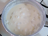 ジャガイモと牛乳を鍋に入れて火にかける。沸騰する直前に弱火にし、時々かき混ぜながら、ジャガイモが柔らかくなるまで5分ほど煮る。