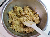 さつまいもに、炒めた玉ねぎ、ごぼう、鶏ひき肉を加え、牛乳、パルメザンチーズを入れてよく混ぜる。