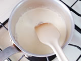 鍋に生クリームを入れ、火にかける。沸騰したら火を止め、グラニュー糖を加えてよく混ぜる。