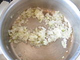 鍋にオリーブオイル小さじ1と玉ねぎを入れ、しんなりするまで炒める。ブロッコリーを加えてさらに炒め、牛乳を加える。