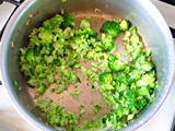 鍋にオリーブオイル小さじ1と玉ねぎを入れ、しんなりするまで炒める。ブロッコリーを加えてさらに炒め、牛乳を加える。
