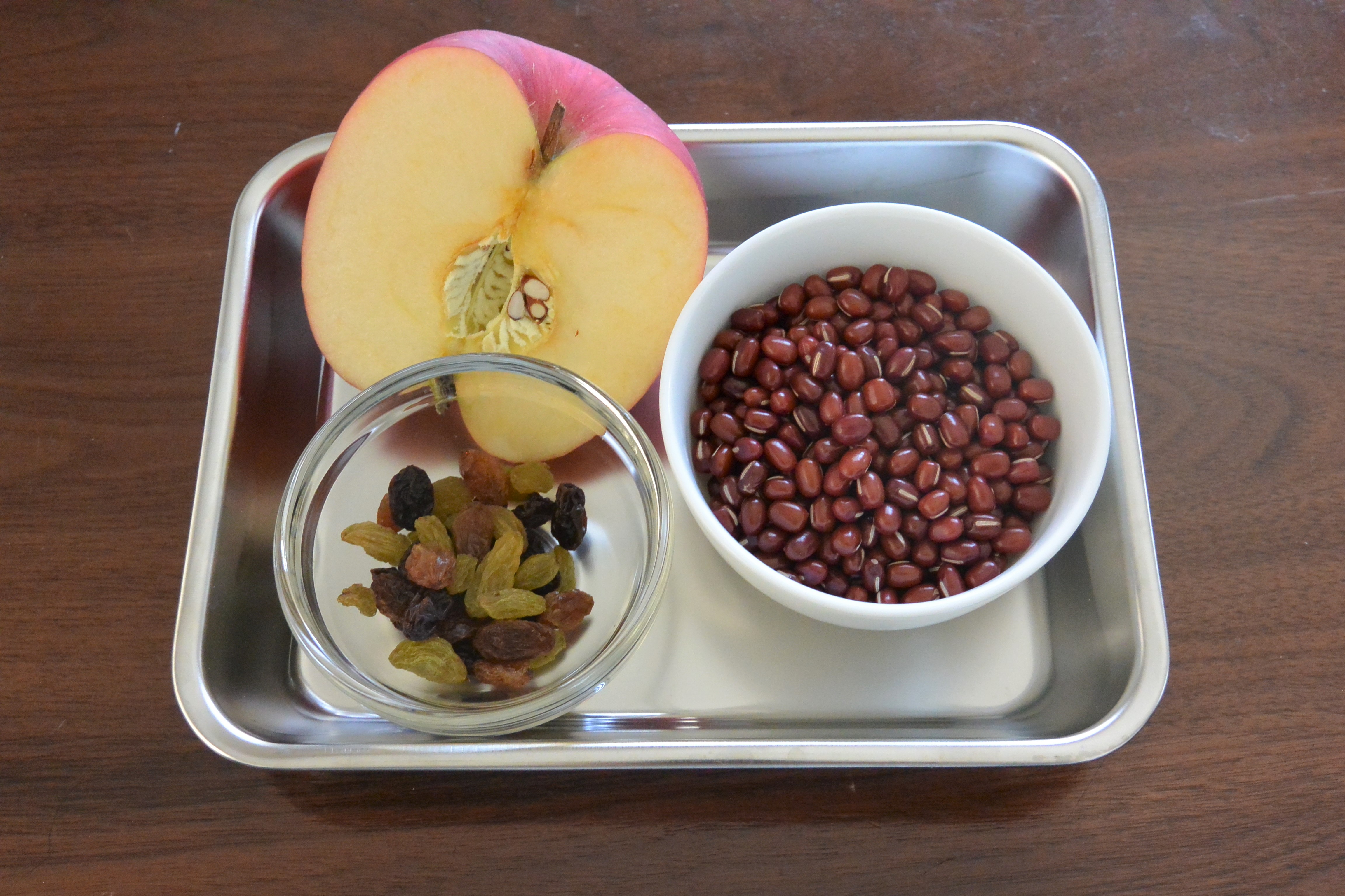 小豆、りんご、干しぶどう、水  ※材料の写真に水は含まれておりません。