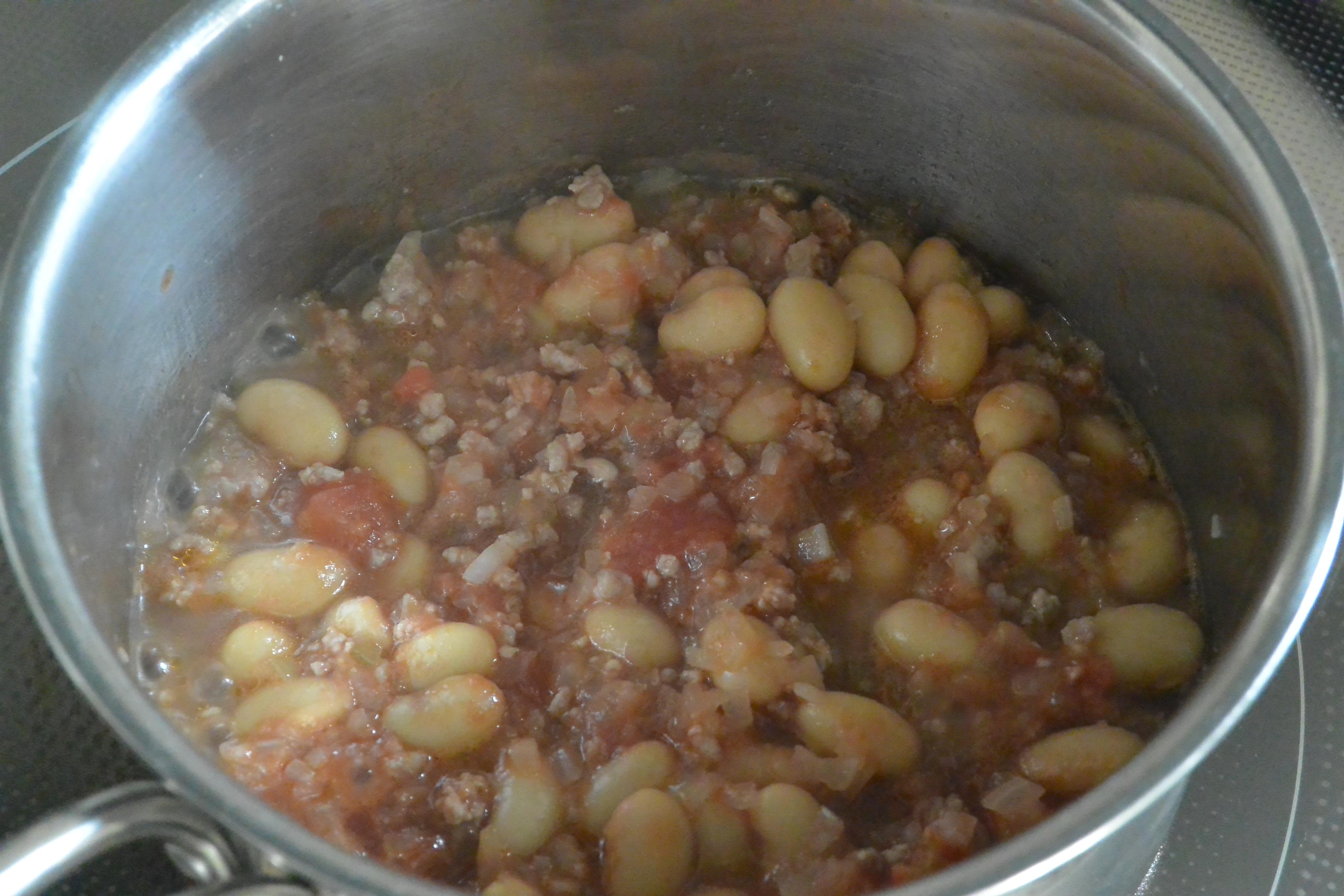 大豆、合いびき肉、トマト缶、水を加え、汁気がなくなるまで煮て濃口しょうゆで味を調え、器に盛れば出来上がり